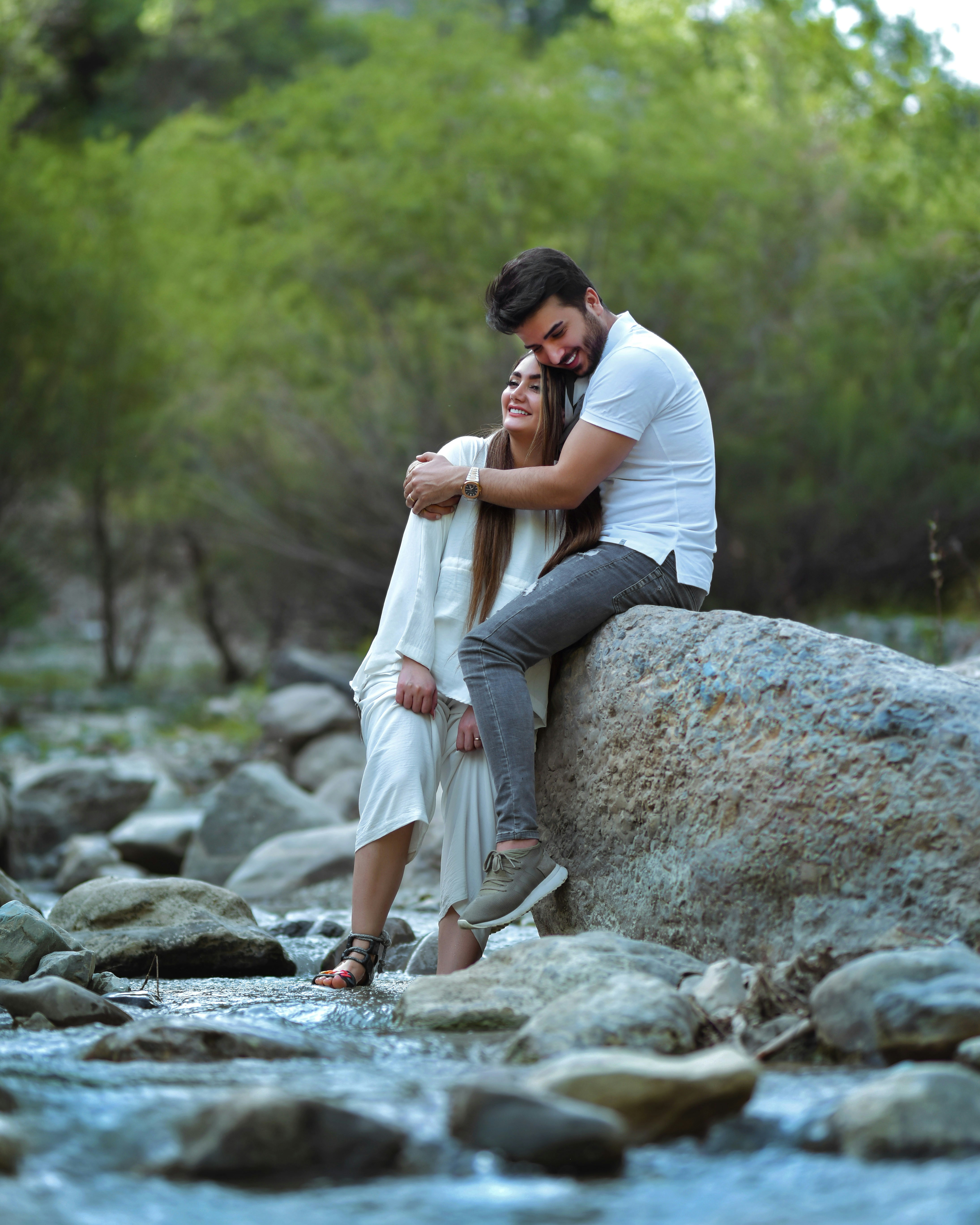 Pareja en una escena de estilo cinematográfico