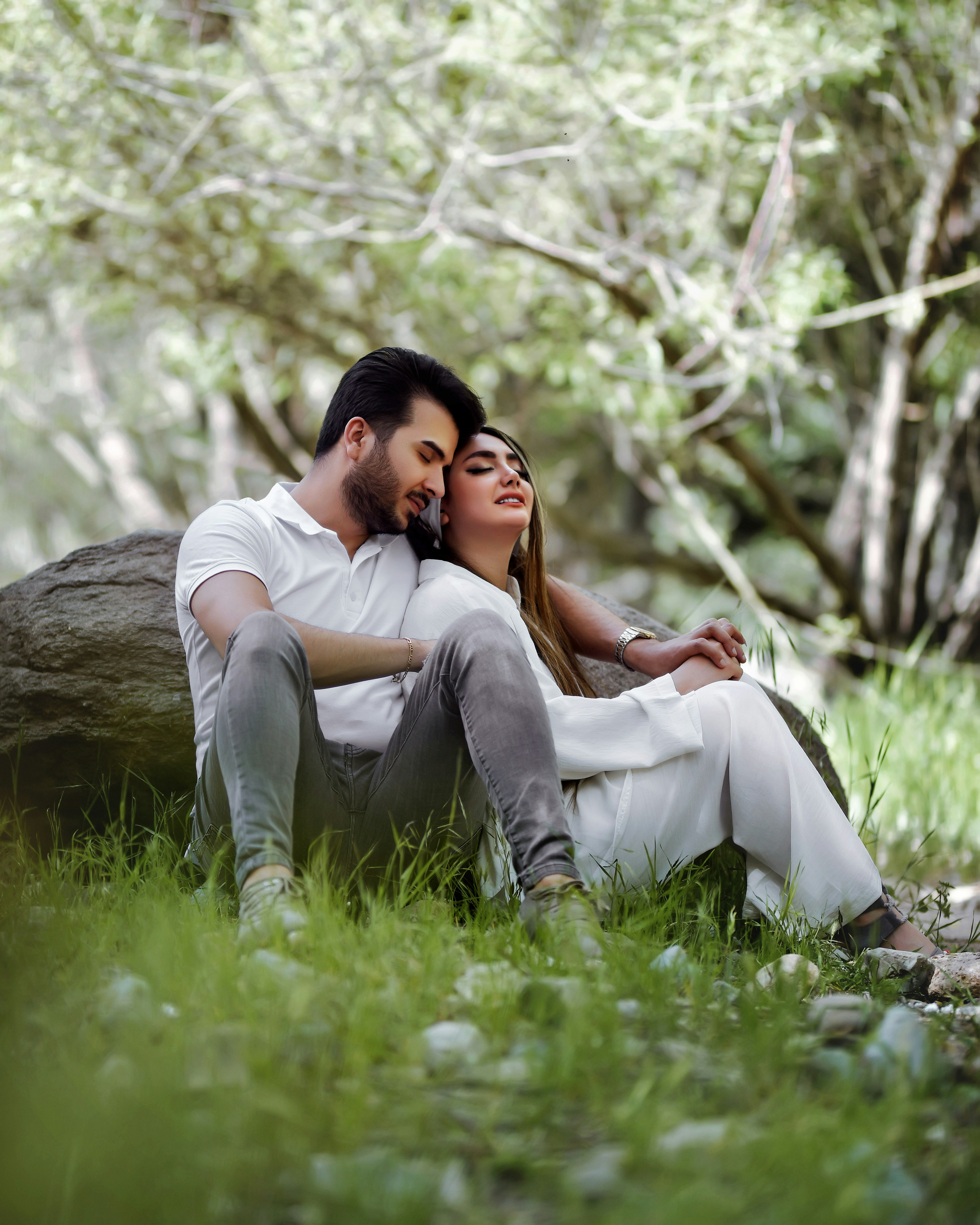 Pareja en una escena urbana elegante