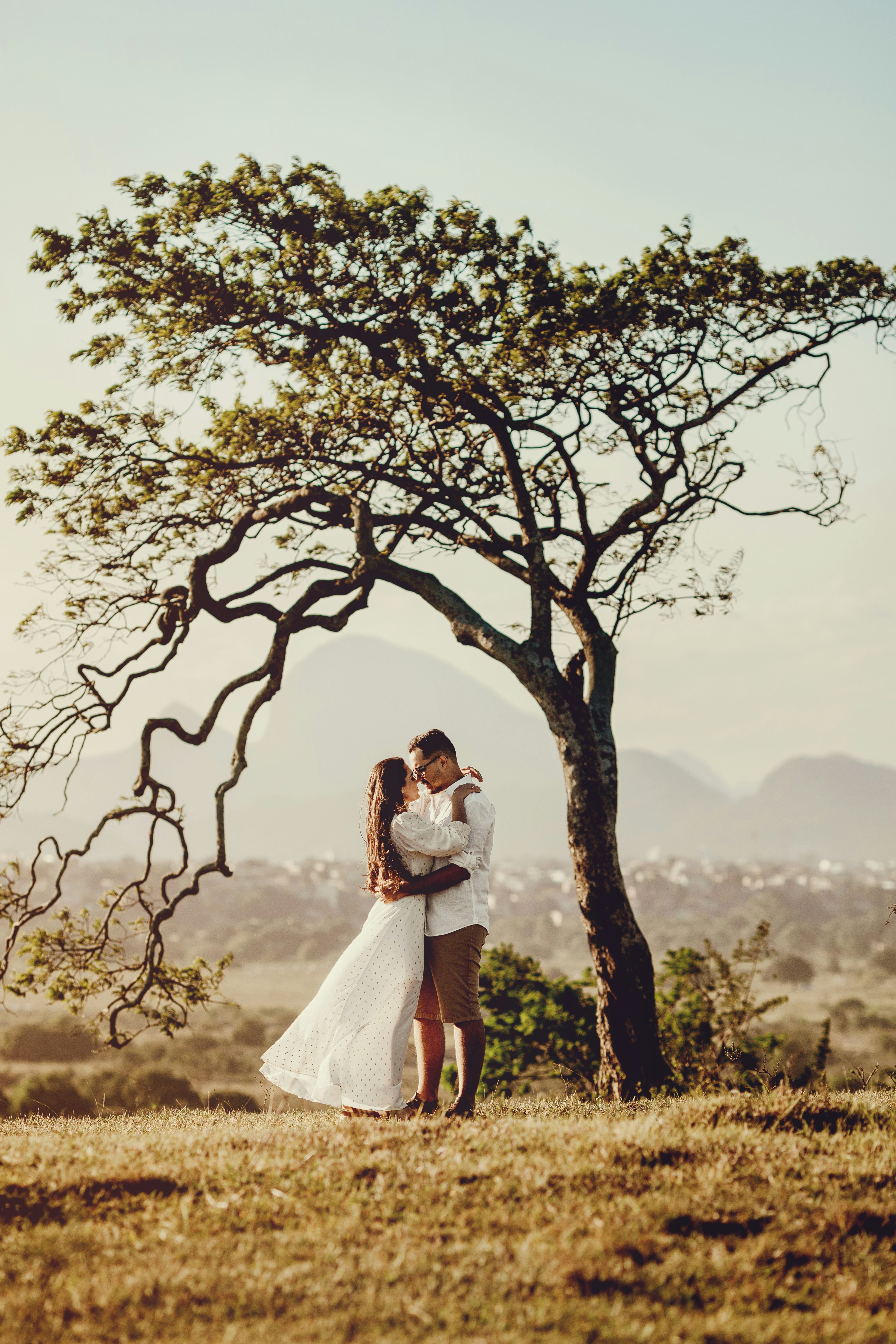 Pareja abrazada durante una boda