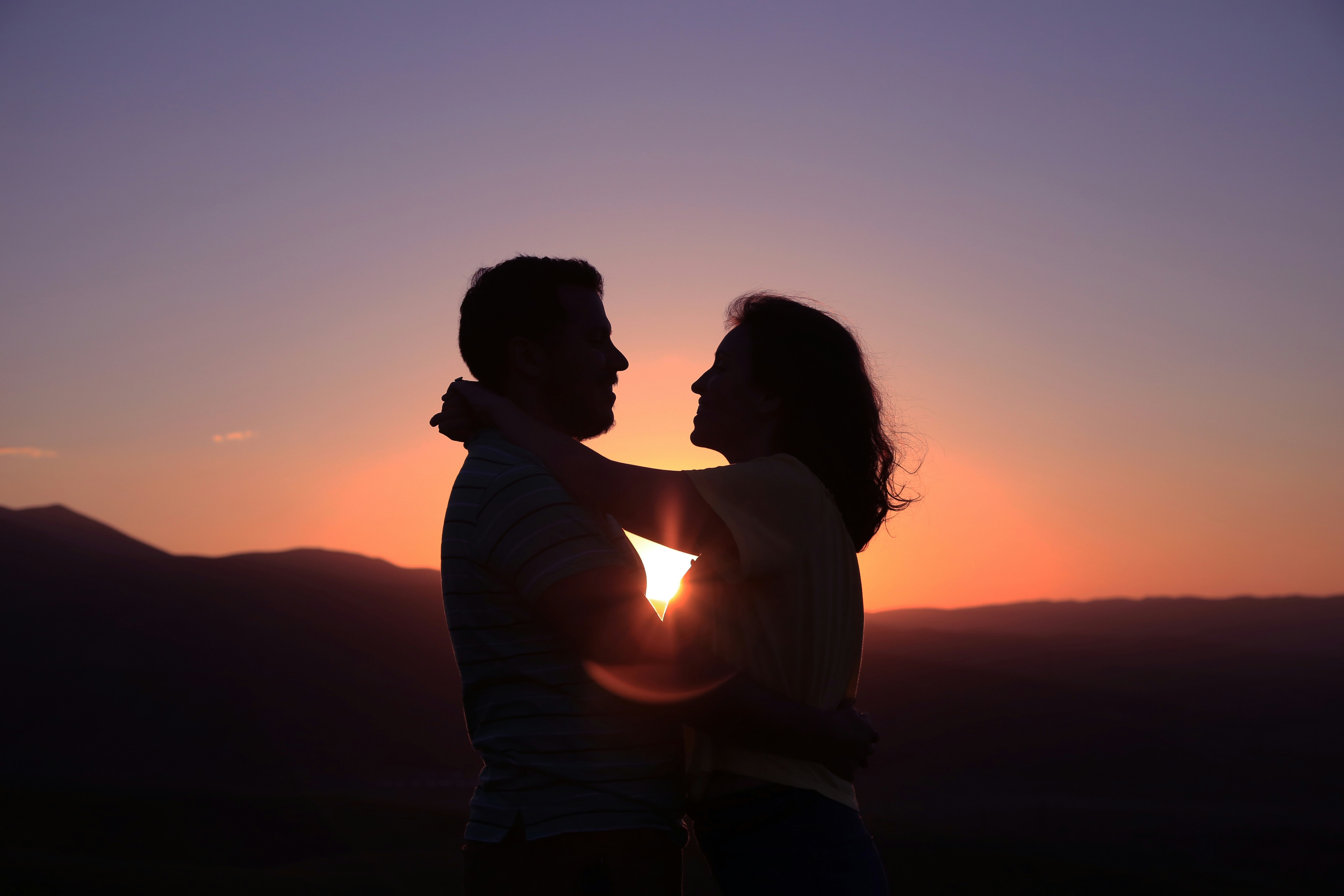 Pareja bajo una atmósfera nocturna luminosa